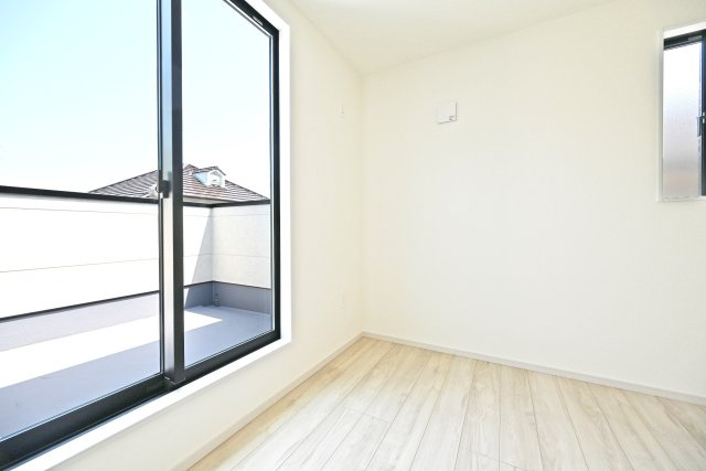 KEIAI GRACE伊丹市鈴原町4丁目新築一戸建て│5LDK+駐車2台可の洋室|2階洋室（5.2帖）
バルコニーに面した明るいお部屋です。