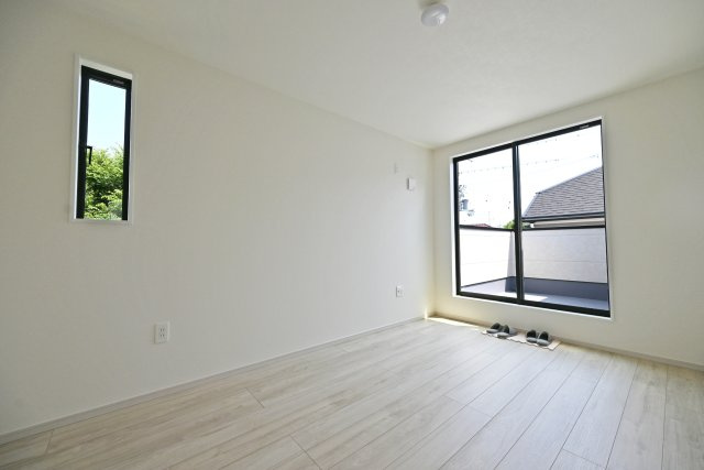 KEIAI GRACE伊丹市鈴原町4丁目新築一戸建て│5LDK+駐車2台可の洋室|2階洋室（9.5帖）
主寝室想定、バルコニーに面した明るいお部屋です。