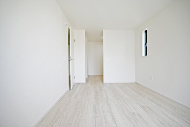 KEIAI GRACE伊丹市鈴原町4丁目新築一戸建て│5LDK+駐車2台可の洋室|2階洋室（9.5帖）
ウォークインクローゼット付なので、普段使いの衣類や季節もの、趣味のアイテムまでまとめて収納できます。