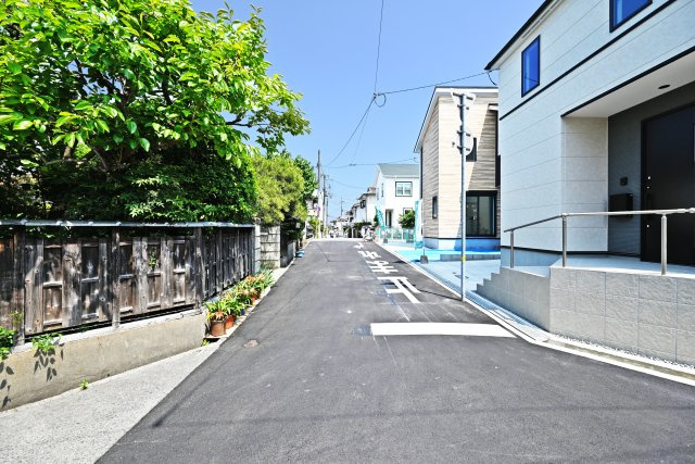 KEIAI GRACE伊丹市鈴原町4丁目新築一戸建て│5LDK+駐車2台可の前面道路含む現地写真|北側前面道路　幅員約5.0ｍ