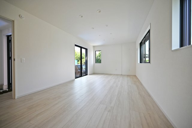 KEIAI GRACE伊丹市鈴原町4丁目新築一戸建て│5LDK+駐車2台可の居間・リビング|リビングの西側に大きく開いた窓から明るい陽射しが差しこんでくる明るい空間になっています。家族の笑い声が聞こえてきそうですね。
