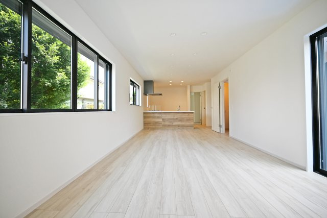KEIAI GRACE伊丹市鈴原町4丁目新築一戸建て│5LDK+駐車2台可の居間・リビング|キッチンに向かって撮影した写真です。リビングとキッチン全体を見渡すことができるので、家族間のコミュニケーションもスムーズです。