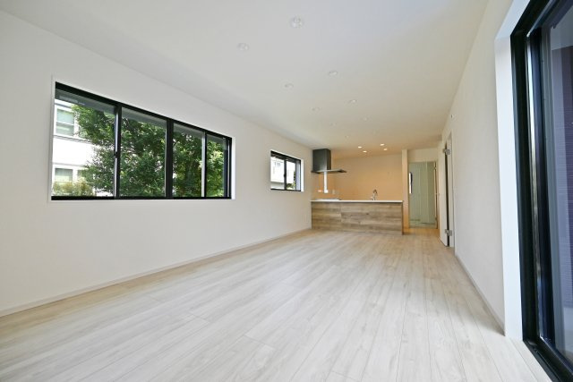 KEIAI GRACE伊丹市鈴原町4丁目新築一戸建て│5LDK+駐車2台可の居間・リビング|約18.9帖大のLDKは、家族全員がゆったりと寛げるだけのスペースを確保しています。お好きな家具をコーディネートして頂けます。