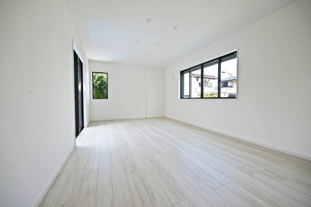 KEIAI GRACE伊丹市鈴原町4丁目新築一戸建て│5LDK+駐車2台可の居間・リビング|ダイニング側からリビングに向かって撮影した写真です。ダイニングテーブルとソファーセットを配置しても余裕の広さです。