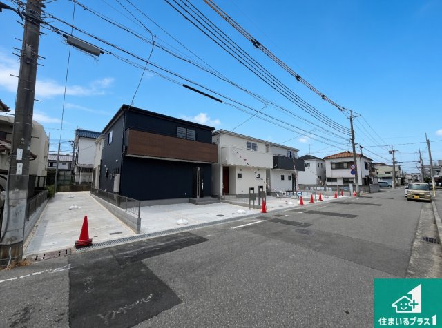 神戸市西区王塚台　第9期　新築一戸建ての前面道路含む現地写真|周辺は閑静な住宅街！前面道路広々で車の出し入れも便利です。駐車が苦手な方でも安心して車庫入れできます！