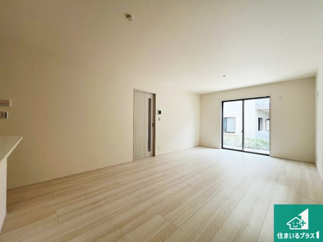 神戸市西区王塚台　第9期　新築一戸建ての居間・リビング|日当たり良好の明るいリビングで朝の目覚めもスッキリできそう！対面キッチンでご家族のコミュニケーションも自然と増える設計！小さなお子様が遊ぶスペースを作っても広々とくつろげるLDK！