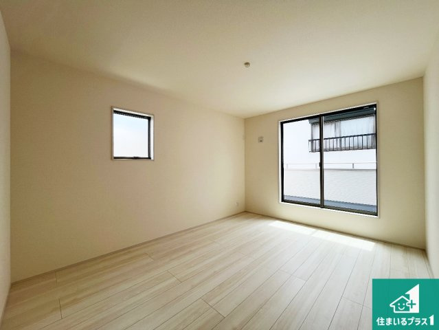 神戸市西区王塚台　第9期　新築一戸建ての洋室|寝室は心地よい眠りについてもらいたくて、シンプルかつ開放的な空間な設計にしています！大きな窓から差し込む日が心地いいです♪