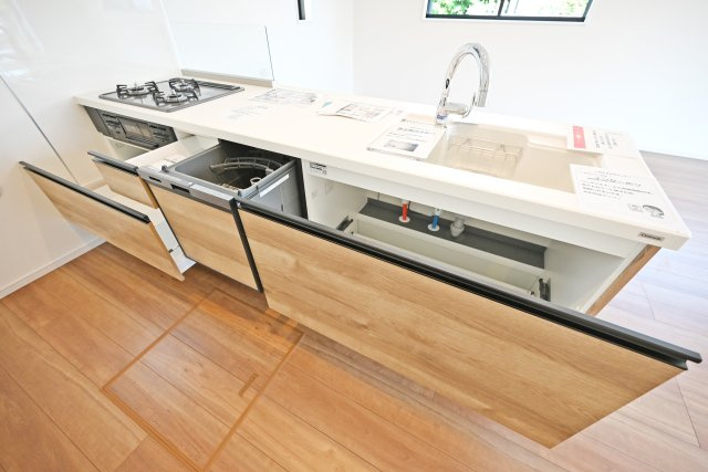 KEIAI GRACE伊丹市鈴原町4丁目新築一戸建て│3SLDK+駐車2台可のキッチン|広々としたワークトップはお料理の盛り付けに便利。シンク下の収納スペースには大きなお鍋やフライパンのような調理器具もスッポリ収納できます。