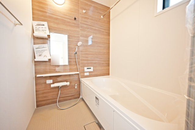 KEIAI GRACE伊丹市鈴原町4丁目新築一戸建て│3SLDK+駐車2台可の浴室|足を伸ばしてゆっくりと寛げるサイズの浴室。一日の疲れを癒した後は、ぐっすりと眠れそうです。