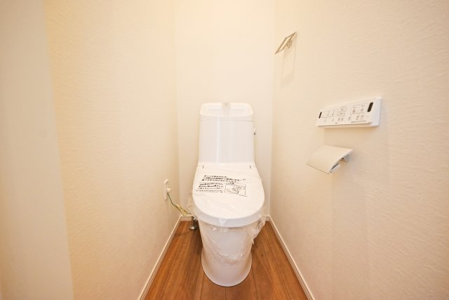 KEIAI GRACE伊丹市鈴原町4丁目新築一戸建て│3SLDK+駐車2台可のトイレ|トイレは一年を通して快適に利用できる温水洗浄便座付。1階と2階にそれぞれ配置。