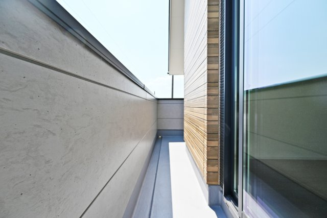 KEIAI GRACE伊丹市鈴原町4丁目新築一戸建て│3SLDK+駐車2台可のバルコニー|南向きのバルコニーは陽当たり良好、洗濯物を干すだけでなく気分転換にのんびりできる空間です。