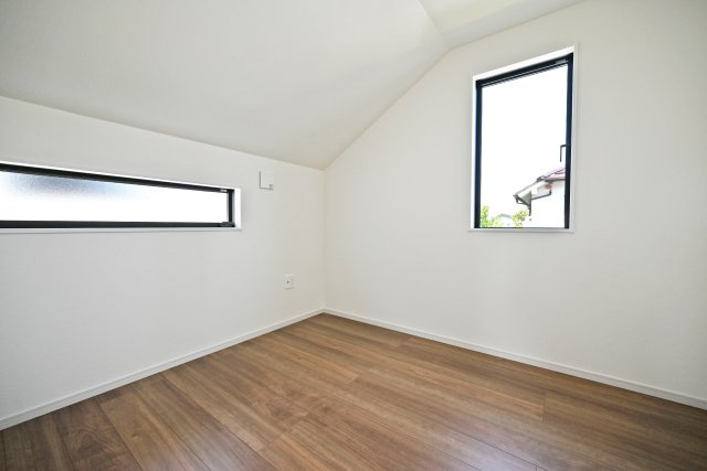 KEIAI GRACE伊丹市鈴原町4丁目新築一戸建て│3SLDK+駐車2台可の洋室|納戸4.5帖
部屋としても使用できますし、家族共有の収納スペースとしても使用できます。