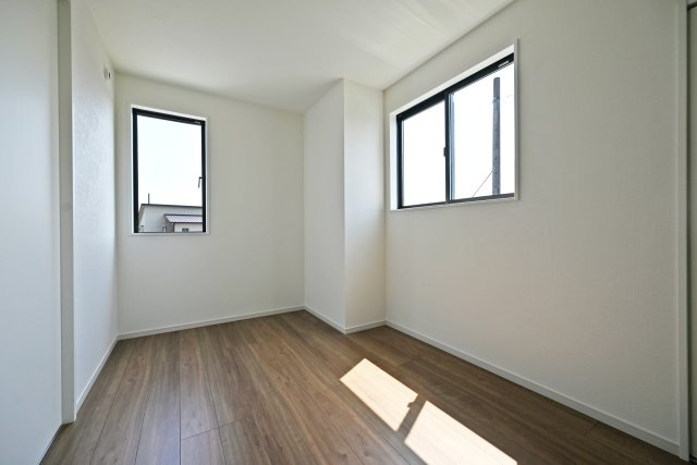 KEIAI GRACE伊丹市鈴原町4丁目新築一戸建て│3SLDK+駐車2台可の洋室|2階洋室（6.0帖）
2面採光の明るいお部屋です。