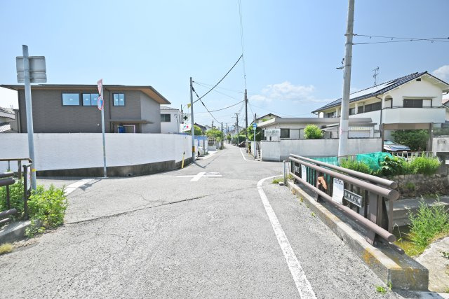 KEIAI GRACE伊丹市鈴原町4丁目新築一戸建て│3SLDK+駐車2台可の前面道路含む現地写真|南側前面道路　幅員約5.5ｍ