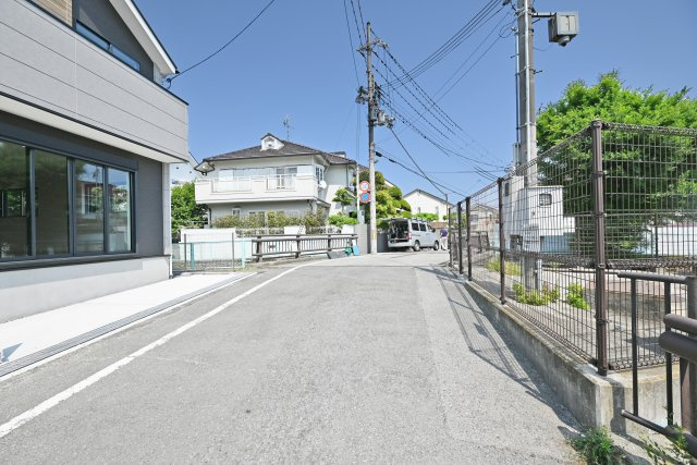 KEIAI GRACE伊丹市鈴原町4丁目新築一戸建て│3SLDK+駐車2台可の前面道路含む現地写真|南側前面道路　幅員約5.5ｍ