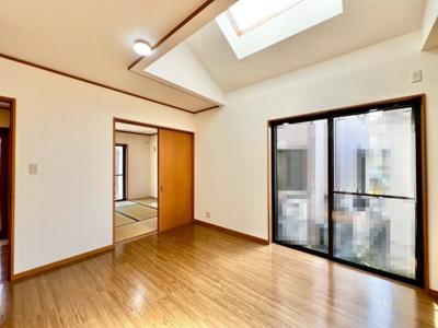 【内装】 | 磯上町　中古戸建 | リビングダイニングと続き間として使える和室は最大約19帖の空間になります。大勢の来客にも安心ですね。