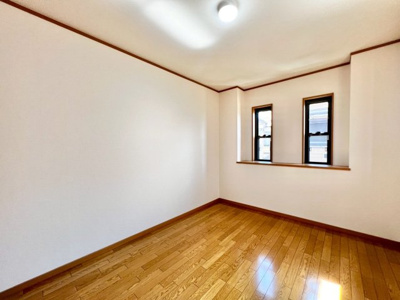 【子供部屋】 | 磯上町　中古戸建 | 広めの洋室はベッドを置いても十分の広さがあります。上げ下げ窓もおしゃれです。お好きな家具でインテリアコーディネートしてみてください。