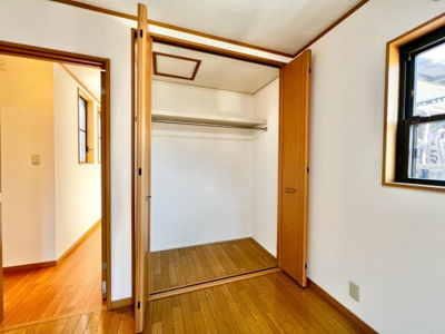 【収納】 | 磯上町　中古戸建 | 衣類パイプ、上段月の大型クローゼットは季節の衣替えにも安心です。雑多になりがちな小物もきれいに収納できます。