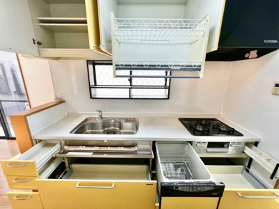 【キッチン】 | 磯上町　中古戸建 | スライド式の収納を備えたシステムキッチンは嬉しい食洗器付き、吊戸棚付きです。たくさんの調理器具、たまに使うお鍋なども収納できスッキリ片付きます。