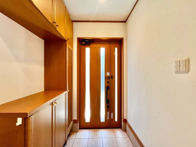 【玄関】 | 磯上町　中古戸建 | 玄関ドアは自然光を取り入れられるガラス入扉です。玄関を明るくし、開放感を高める効果があります。内装のこだわりを現地でご確認ください。