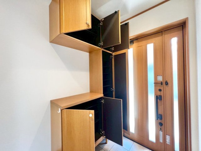 【玄関】 | 磯上町　中古戸建 | 明るい玄関は大型玄関収納があります。増えがちな靴もすっきり収納できます。飾り棚としても使えます。