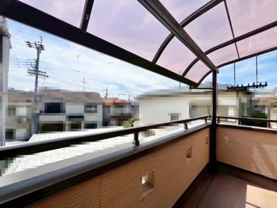 【バルコニー】 | 磯上町　中古戸建 | 南東向きバルコニーです。日当良好はもちろん嬉しいルーフ付きです。急な雨でもお洗濯が台無しになりません。
