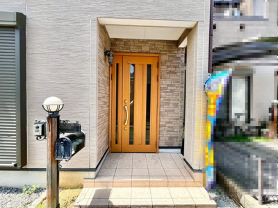 【エントランス】 | 磯上町　中古戸建 | 住まいの顔の玄関は軒があり雨の日も安心です。玄関からすぐの駐車場も便利です。