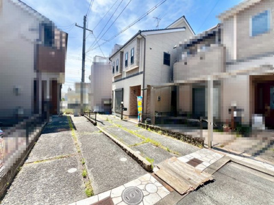 【外観】 | 磯上町　中古戸建 | 敷地を有効に利用した駐車場もありカーライフにも優しいの物件です。もちろんお庭としての利用も可能です。 