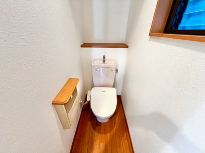 【トイレ】 | 磯上町　中古戸建 | 窓付のトイレは2024年1月温水洗浄便座交換済です。充実の設備、小物置もあり便利なつくりになっています。