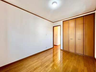 【洋室】 | 磯上町　中古戸建 | 洋室はフローリング仕上げでクローゼットも各居室にあり広々としています。