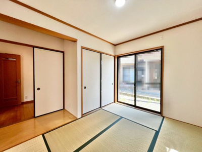 【和室】 | 磯上町　中古戸建 | 急な来客、客間として使える和室はやはり重宝します。リビングと続き間になっていますので家族の団らんの場所としても最適です。窓には安心のシャッター雨戸がついています。