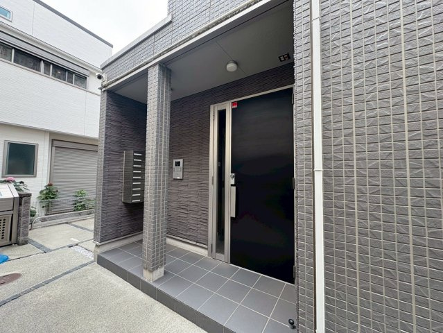 府中市住吉町２丁目のアパートのエントランス