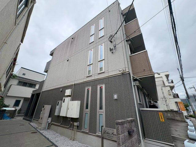 府中市住吉町２丁目のアパートのロビー