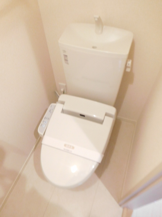 府中市住吉町２丁目のアパートのトイレ