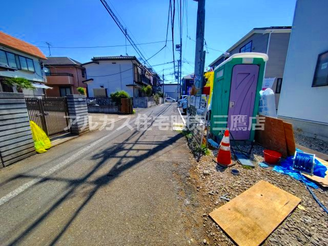 府中市清水が丘3丁目　京王線　多磨霊園駅　新築戸建の前面道路含む現地写真