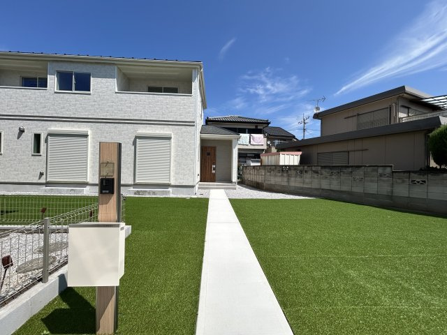 新築　高崎市倉賀野町　Heartful　Town　A号棟の玄関|現地写真　ポストと一体型のTVモニターホンでセキュリティ安心！
