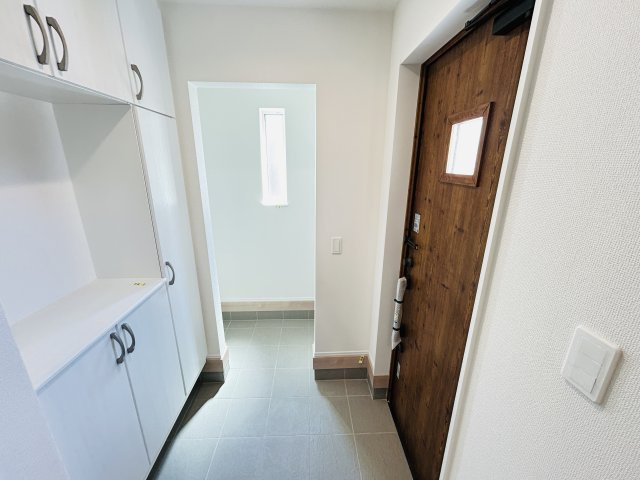 新築　高崎市倉賀野町　Heartful　Town　A号棟の玄関|現地写真　シューズインクロークと下駄箱があり、かなりの収納量が期待できます！							
