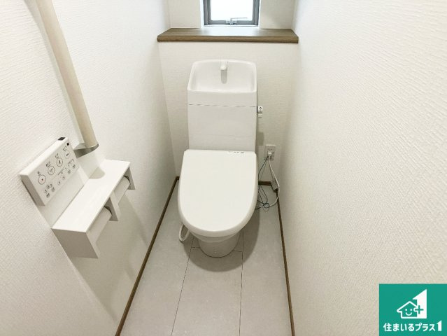 神戸市垂水区桃山台　新築一戸建てのトイレ|1・2階の2ヶ所にあるので、朝の忙しい時間の順番待ちもなく、深夜の利用にも大変便利です。