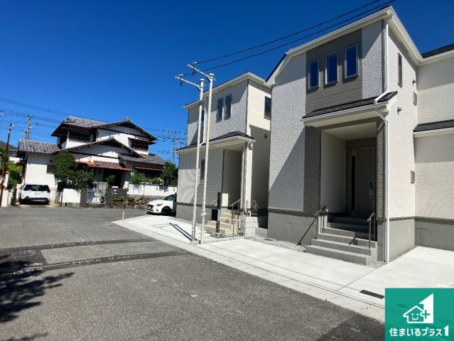 神戸市垂水区桃山台　新築一戸建ての前面道路含む現地写真|周辺は閑静な住宅街！前面道路広々で車の出し入れも便利です。駐車が苦手な方でも安心して車庫入れできます！