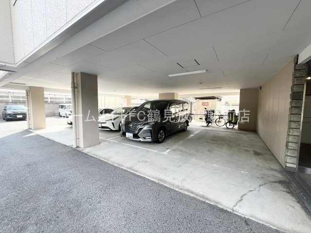 東大阪市稲田上町２丁目の賃貸マンションの駐車場