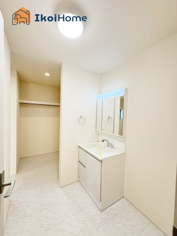 神戸市西区王塚台６丁目　全５棟　5号棟　新築戸建の洗面所|【ホームページに現地動画掲載中】●年中無休：当日予約可●洗面台はお化粧をする時に便利な３面鏡。