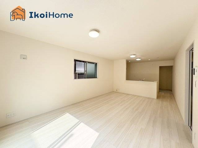 神戸市西区王塚台６丁目　全５棟　5号棟　新築戸建の居間・リビング|【ホームページに現地動画掲載中】●年中無休：当日予約可●1階のLDK18帖です。カウンターキッチン！