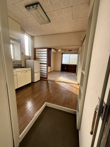 シャンブル江南Aの玄関