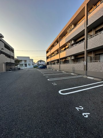 ヴィラ原山北館の駐車場