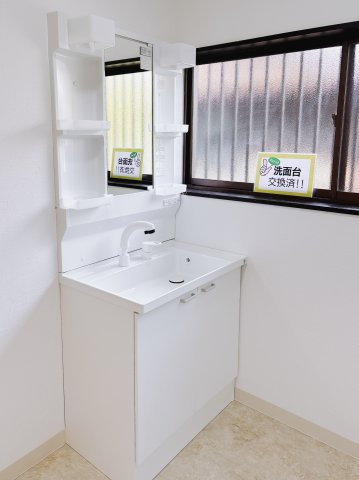 【中古戸建】深谷市新井の独立洗面台|■洗面室｜大きな鏡で朝の身支度もラクラク♪毎日の忙しい準備が楽しくなる洗面所です(^^♪