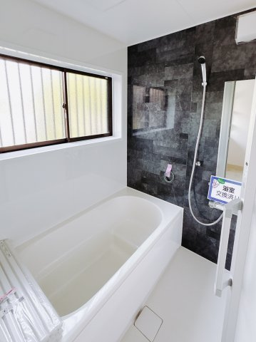【中古戸建】深谷市新井の浴室|■浴室｜お子様やご年配の方にも負担のかからないエコベンチ浴槽。半身浴ができる機能性が魅力です♪
