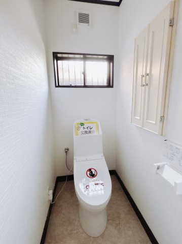 【中古戸建】深谷市新井のトイレ|■トイレ｜自然光が入る落ち着いた空間で1階と2階にトイレがございます♪ついつい長居してしまいますね♪