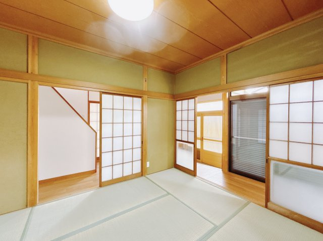 【中古戸建】深谷市新井の和室|■和室｜和室はお子様のお昼寝スペースや、洗濯物をたたむのに便利です。客間やリビングの延長としても使えます(*^^*)