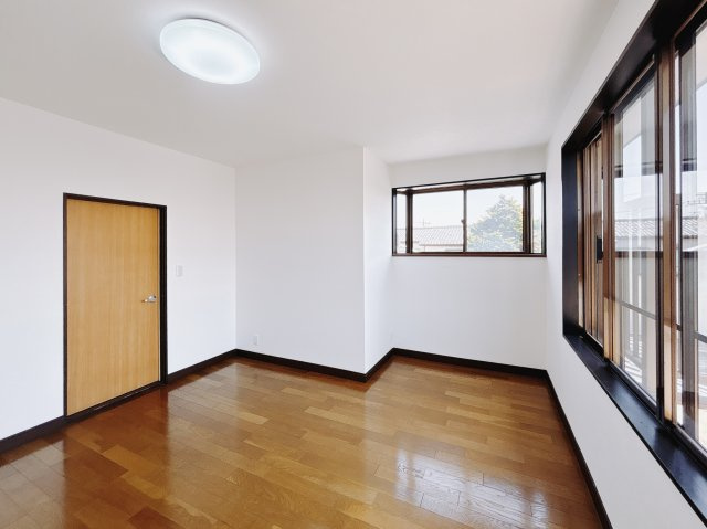 【中古戸建】深谷市新井の洋室|■洋室｜ダブルベッドを置いても充分な広さを2Ｆのお部屋に設けております。お子様と家族みんなで寝るのも夢じゃありません♪窓からは光が差し込むので日中でも明るいお部屋です。