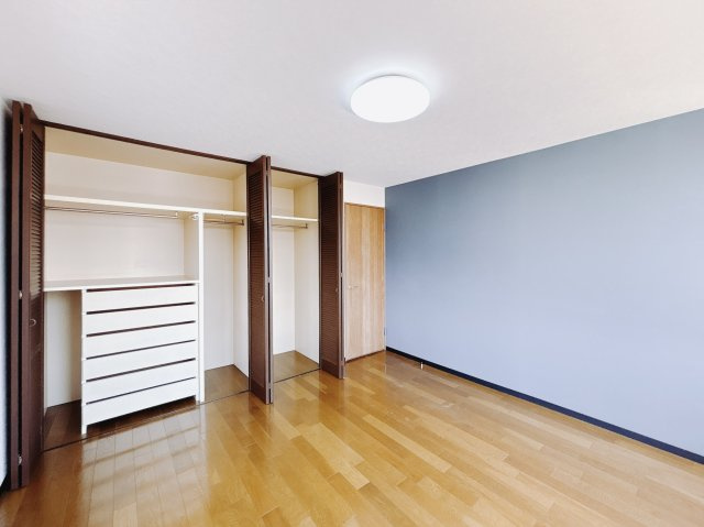 【中古戸建】深谷市新井の洋室|■洋室｜2面採光で明るい1階の洋室。フローリングなので、お掃除がしやすいです♪大きな収納もあって嬉しい！